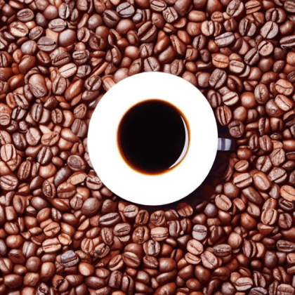 Kaffetasse platziert auf Kaffeebohnen. Ein Produktbild, das die Ressourcenknappheit in Dürrezeiten visualisieren soll.